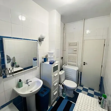 Cozy And Modern 2-bedroom Apartment *